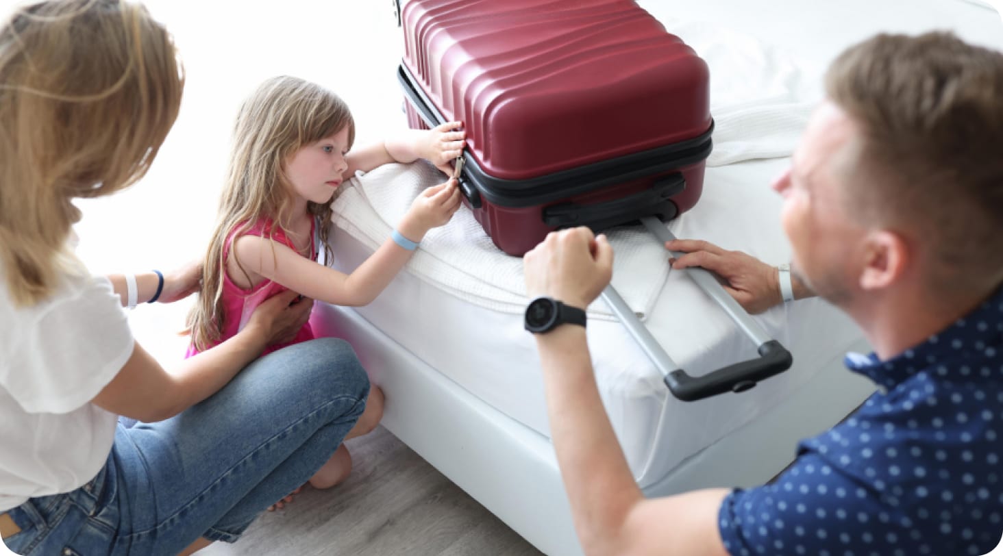 Bērns pirms došanās uz bērnu nometni sakravā mugursomu